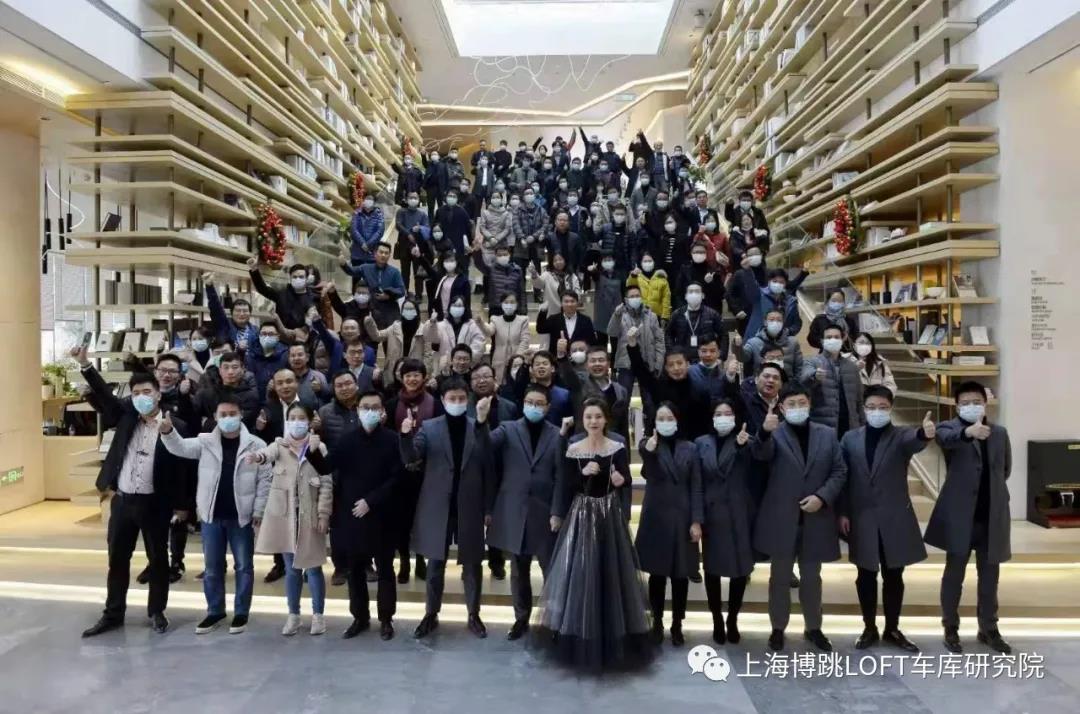云南全国一百多人在华侨城汉口道6号参观研讨LOFT专利车库技术！